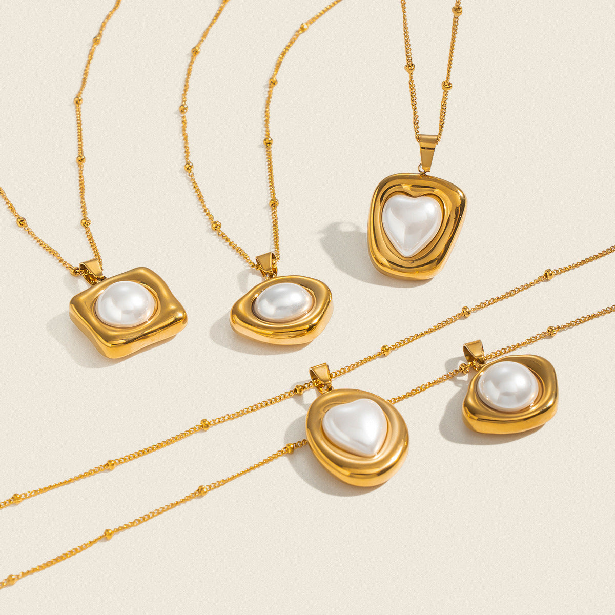 Collana Pendente con Perla in Titanio Placcato Oro